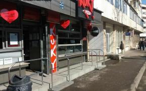 Un taximetrist a fost înjunghiat în centrul Brăilei. Ca să se apere, acesta a tras cu pistolul