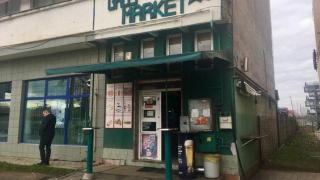 Alertă la Arad! Vânzătoare înjunghiată şi jefuită de un bărbat care a fugit. Femeia e în stare critică