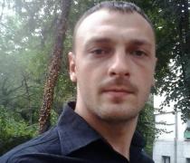 Tânărul găsit mort pe stradă, la Pitești, a fost abandonat chiar de amicii lui. Polițiștii caută o mașină de teren Opel Antara