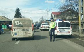 Un preot din Neamț și-a făcut bolidul praf, după ce a pierdut controlul volanului și a intrat pe contrasens. O femeie a fost dusă la spital