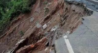 Alunecare de teren în comuna Drajna din Prahova. Zeci de oameni, dintre care şi 12 copii, au rămas izolaţi