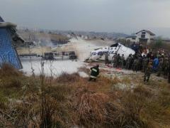 Primele imagini cu avionul prăbuşit pe aeroportul Kathmandu din Nepal! Fotografii terifiante surprinse la locul accidentului