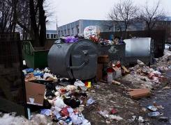 Copiii de la o grădiniţă din Bucureşti se joacă printre munţi de gunoaie: 'Este inacceptabil aşa ceva' (Foto)