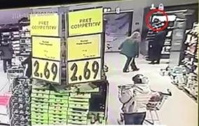 Kaufland susține că cineva le-a plantat un șoarece în raft și publică înregistrarea (Video)