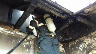 Halucinant! Un pompier din Neamţ şi-a luat un pumn în figură pentru că stingea focul prea încet. Bătăuşul, vecin cu proprietarul casei în flăcări