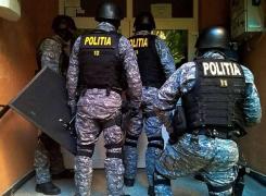 Profesorul bătut de mascaţi după o percheziţie greşită a fost amendat cu 500 de lei: 'S-au purtat ca naziştii'