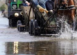 Inundaţii în România. Ploile şi topirea zăpezii au închis două drumuri naţionale