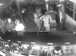 Tânăr bătut de mascaţi într-un club din Iaşi pentru că făcea live pe Facebook (Video)