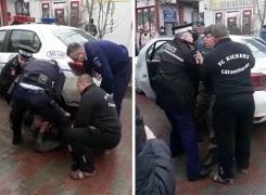 Scandal pe stradă după ce un bărbat a traversat la întâmplare şi s-a luat la trântă cu poliţiştii (Video)
