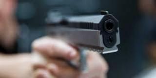 Tânărul care a tras cu pistolul spre o mașină, în trafic, reținut pentru 24 de ore