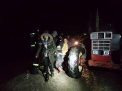 Operațiune de salvare ISU Brașov, filmată la viitura de la Şercaia. Șapte adulți și un copil, în pericol să fie luați de ape