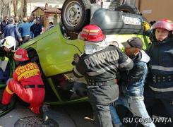 Accident grav în Constanţa. Un bătrân a rămas încarcerat într-un Matiz răsturnat (Foto-Video)