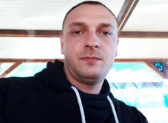 Tânărul din Piteşti, aruncat din maşină după ce a murit, s-a drogat cu ceai de salvie stropit cu etnobotanice (Video)