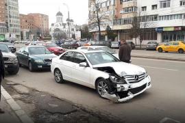 Viceprimar din Buzău, implicat într-un accident. Dacia unui bătrân a făcut praf maşina Mercedes a oficialului (Video)