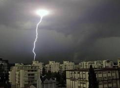 Alertă meteo de ultimă oră! O furtună cu fulgere şi ploi puternice loveşte patru judeţe (Lista localităţilor afectate)