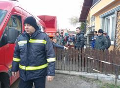 Un pompier trimis să salveze un sat amenințat de viitură a răbufnit: 'Am găsit birtul plin de oameni care ne ghidau cu paharul în mână' (Foto)