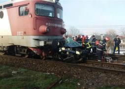Maşină spulberată de tren în Brăila. Două persoane au murit, autoturismul a fost târât 100 de metri pe şine