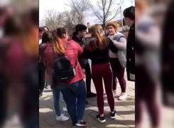 Bătaie între mai multe eleve în faţa unui liceu din Târgu Mureş: 'Ioi! Ce bătaie' (Video)