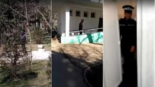 Poliţist din Gorj, surprins făcând un gest revoltător lângă operele lui Brâncuși. Un tânăr a filmat scena şi a sunat la 112 (Video)
