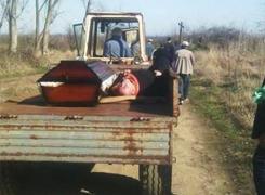 Un preot s-a îmbătat cu rachiu şi a fost cărat lângă mortul pe care urma să îl înmormânteze (Foto)