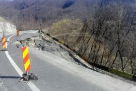S-a surpat jumătate de carosabil pe DN 10, între Braşov şi Buzău. Circulaţia a fost restricţionată
