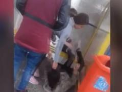 Elevele care şi-au bătut o colegă într-o staţie de autobuz la Tulcea s-au ales cu dosar penal. Motivul incredibil al violenţelor