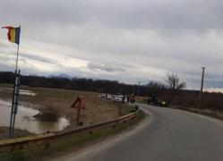 O şoferiţă de 74 de ani, băută, a căzut cu maşina în râul Olt, după ce a lovit o căruţă