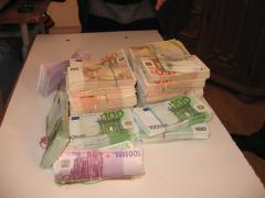 Un copil de 13 ani din Sibiu a găsit cheia unei case sub un ghiveci și a furat peste 13.000 de euro