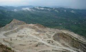 Tragedie la o carieră de calcar din Vâlcea. Bărbat strivit de un utilaj manevrat greşit de un coleg