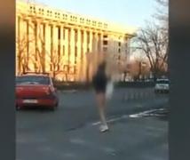 O fată dezbrăcată s-a plimbat dezorientată în fața unui spital din București și nimeni nu a ajutat-o (Video)