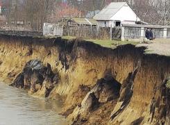 Un sat din Iași este la un pas să dispară în râul Siret din cauza pământului care se surpă în fiecare zi (Video)