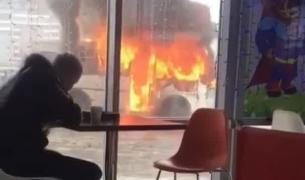 Video: un tânăr e atât de flămând, încât nu-l interesează autobuzul care arde lângă el