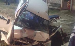 Accident groaznic în Gorj. Tânăr mort, altul în stare gravă după ce maşina lor s-a izbit de un cap de pod