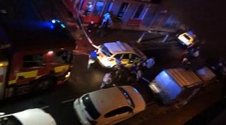 Un tânăr a intrat cu mașina într-un club după ce agenții de pază i-au interzis să intre la petrecere (Video)