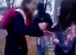 Elevă din Arad, înjosită și bătută de două fete pentru că ar fi vorbit cu iubitul uneia dintre ele (Video)