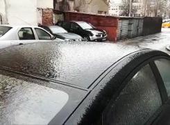 Fenomen meteo extrem în București! Mașinile, copacii și cablurile electrice au fost acoperite de gheață (Video)