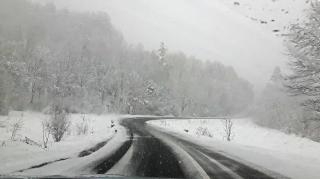 DN 21 şi DN 2B au fost închise din cauza poleiului şi a ploii îngheţate