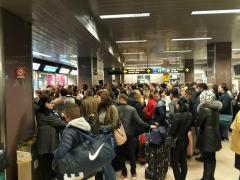 Curse aeriene amânate pe Aeroportul Henri Condă, din cauza vremii severe! Aproape 2.000 de pasageri sunt blocaţi pe aeroport