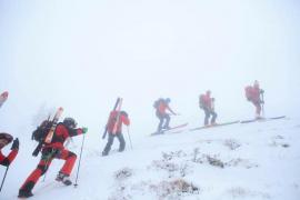 Operaţiune de salvare a 35 de turişti, în Munţii Gurghiu! Neechipaţi corespunzător, oamenii au rămas blocaţi pe versanţi