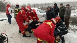Vremea severă face victimă după victimă! Cinci persoane, între care un copil de un an, rănite într-un accident în Vrancea