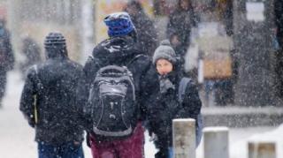 Ninsorile, poleiul şi viscolul puternic încep să închidă şcolile din ţară! Meteorologii revin cu noi alerte de vreme severă în România