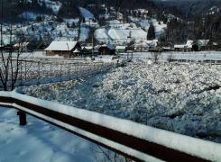 Gheţari de 7 metri pe râul Bistriţa. Mai multe case au fost inundate după ce râul a ieşit din matcă (Video)