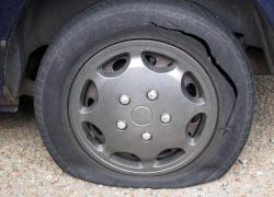 Furios și înarmat cu un cuțit, un tânăr din Alba a ieșit pe stradă și a tăiat cauciucurile a 7 mașini