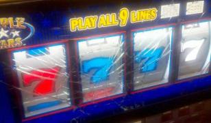 Un reșițean și-a ieșit din minți într-o agenție Loto și a lovit frontal, cu capul, mai multe aparate. Angajatele, terifiate