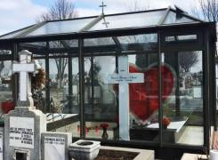 Mormântul unui muzician din Iaşi este dotat cu panouri solare, scară interioară şi icoane cu LED-uri (Video)