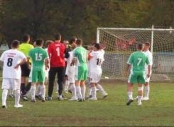 Portarul Nicoară, de la CS Oşorhei, snopit în bătaie pe teren de un grup de bătrâni de 70 de ani, după ce l-a lovit pe unul dintre ei