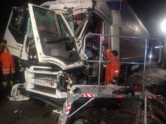 Un şofer de TIR a intrat în plin în lama unui utilaj de deszăpezire, în Timiş. Bărbatul este în stare foarte gravă la spital