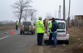 Opriţi la un filtru, doi bărbaţi din Dâmboviţa au bătut un pădurar, au distrus maşina poliţiei apoi au plecat