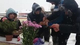 Altar de flori şi lumânări în faţa casei lui Andrei Gheorghe. Oamenii plâng şi aprind candele pentru sufletul cunoscutului om de radio (Video)