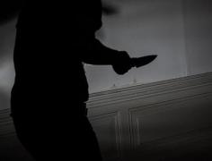 Femeie înjunghiată de iubit chiar la centrul victimelor violenţei în familie din Râmnicu Sărat